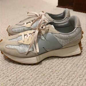 New Balance 327 Sneakers Grey/beige. Size: 9